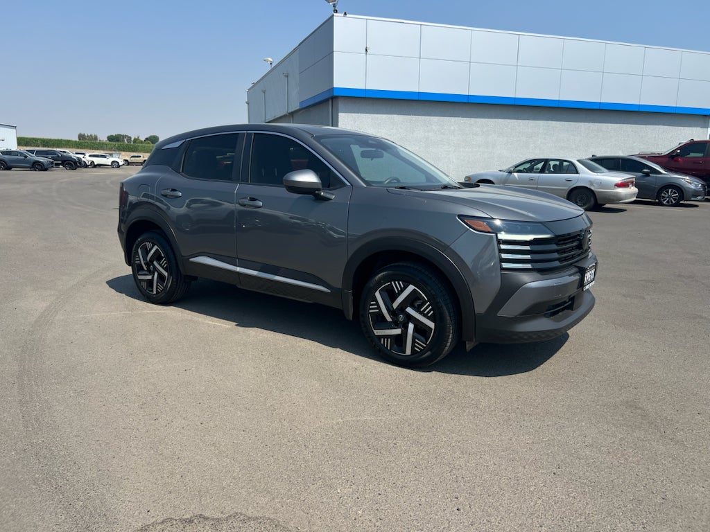 2025 Nissan Kicks SV FWD in Gun Metallic — front three-quarter view