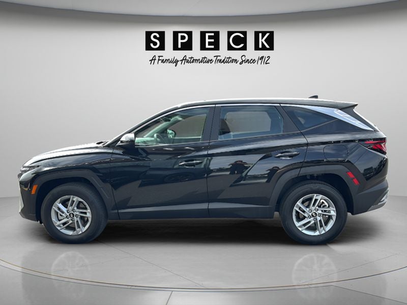 2025 Hyundai Tucson SE in Phantom Black — front three-quarter view